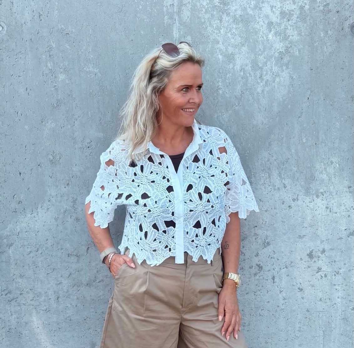 CHERRY LACE SHIRT BLUSE